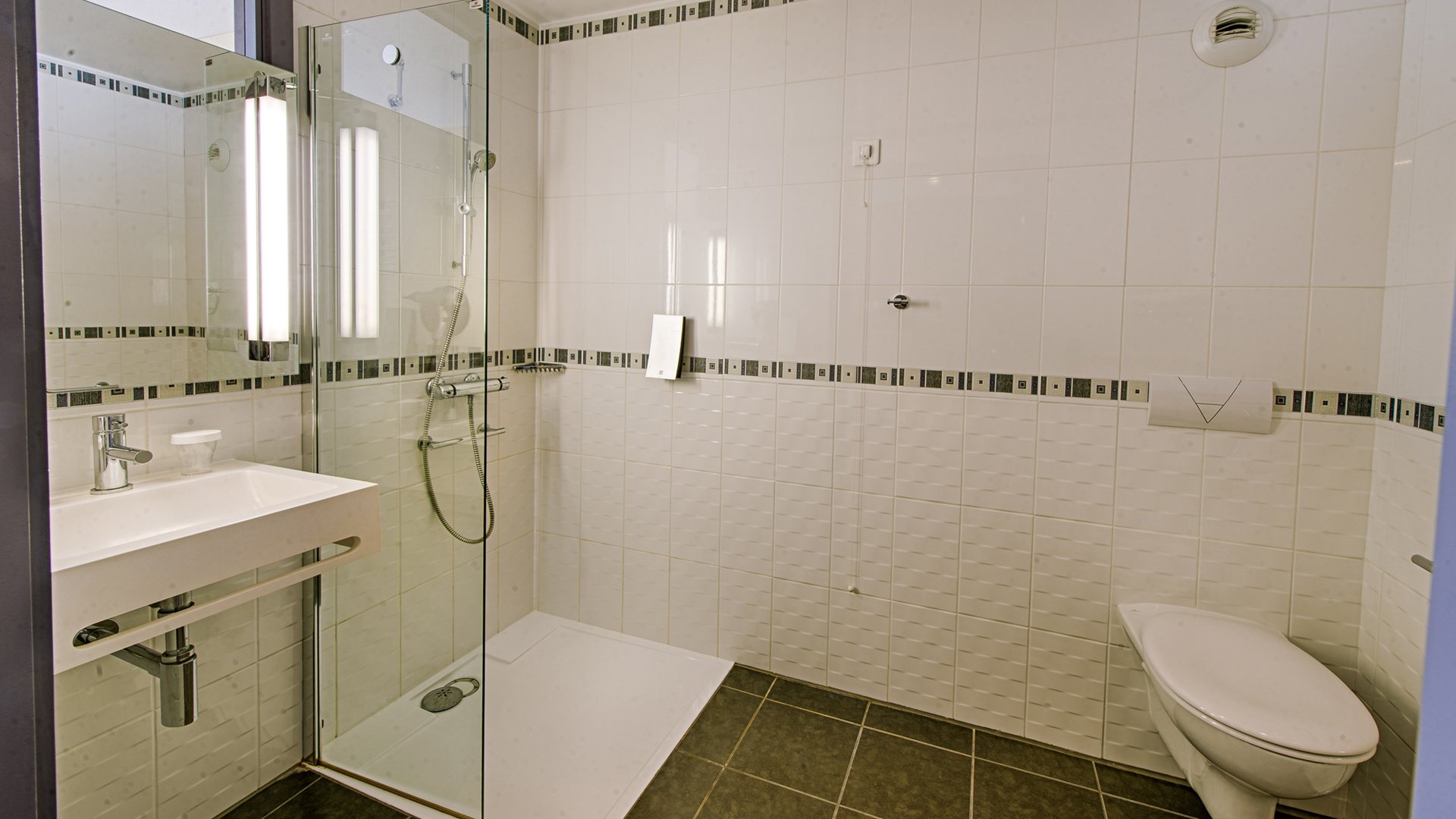7 Hotel & Spa Chambre PMR salle de bain avec douche accès PMR